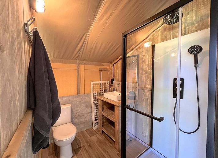 Kinder spielen vor dem Zelthaus De Bij in Hulshorst, Veluwe, mit bunter Beleuchtung und Terrasse.