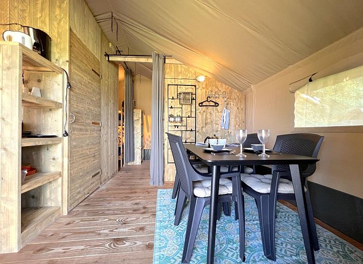 Die Familie geniesst auf der Terrasse des stimmungsvoll eingerichteten Zelthauses De Bij in Hulshorst, Veluwe.