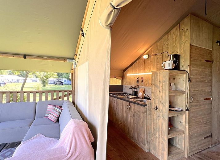 Die Familie geniesst auf der Terrasse des stimmungsvoll eingerichteten Zelthauses De Bij in Hulshorst, Veluwe.