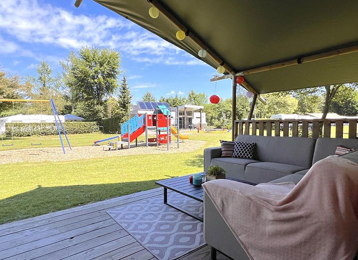 Essbereich in der Zelthuette De Bij in Hulshorst, Veluwe, mit moderner Einrichtung und Holzdetails.