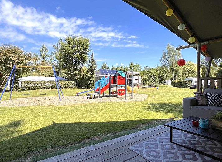 Essbereich in der Zelthuette De Bij in Hulshorst, Veluwe, mit moderner Einrichtung und Holzdetails.