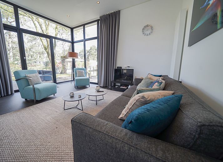 Chalet in Otterlo at the pond, surrounded by Veluwe nature in Gelderland.