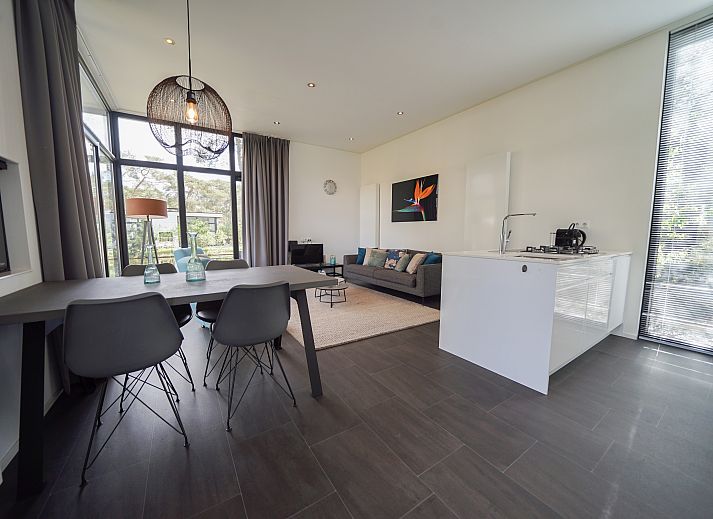 Chalet in Otterlo at the pond, surrounded by Veluwe nature in Gelderland.