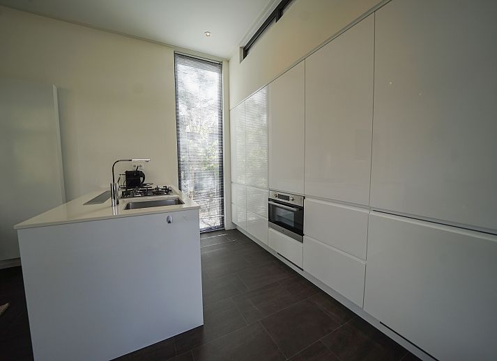 Chalet in Otterlo at the pond, surrounded by Veluwe nature in Gelderland.