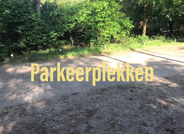 Stijlvolle eetruimte in Vakantiehuisje in Otterlo, Veluwe, met kleurrijke kussens en moderne inrichting.