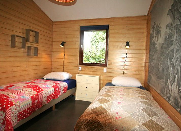 Gemuetliches Wohnzimmer im Cottage in Otterlo an der Veluwe, Ferienhaus in Gelderland mit Blick auf den Wald.