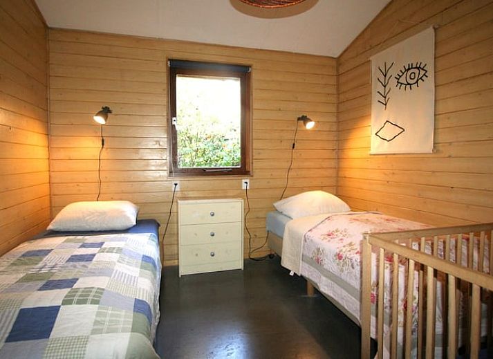 Gemuetliches Wohnzimmer im Cottage in Otterlo an der Veluwe, Ferienhaus in Gelderland mit Blick auf den Wald.