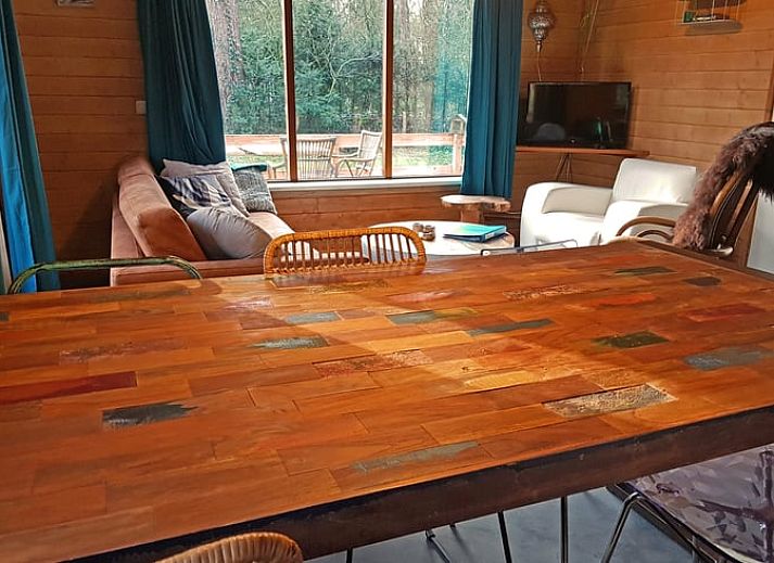 Geraeumige Sitzecke in Cottage in Otterlo, Ferienunterkunft in Veluwe, Gelderland mit grossen Fenstern und viel Licht.