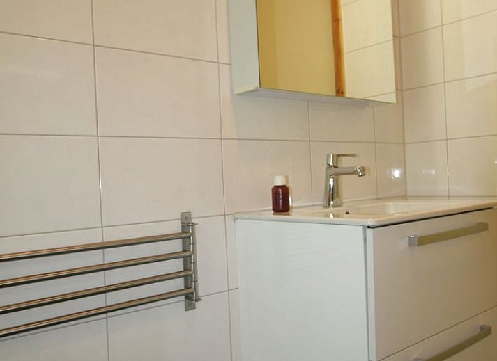 Geraeumige Sitzecke in Cottage in Otterlo, Ferienunterkunft in Veluwe, Gelderland mit grossen Fenstern und viel Licht.