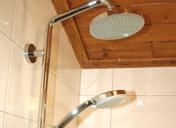 Geraeumige Sitzecke in Cottage in Otterlo, Ferienunterkunft in Veluwe, Gelderland mit grossen Fenstern und viel Licht.