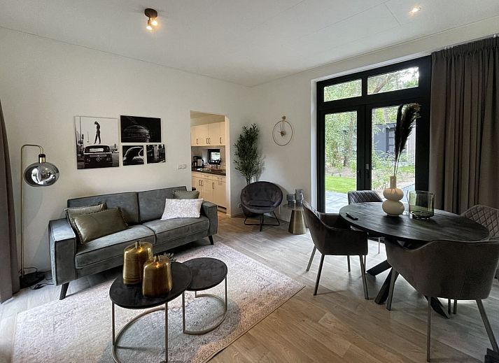 Chalet in Otterlo in the Veluwe, modern vacation accommodation with terrace and green surroundings in Gelderland.