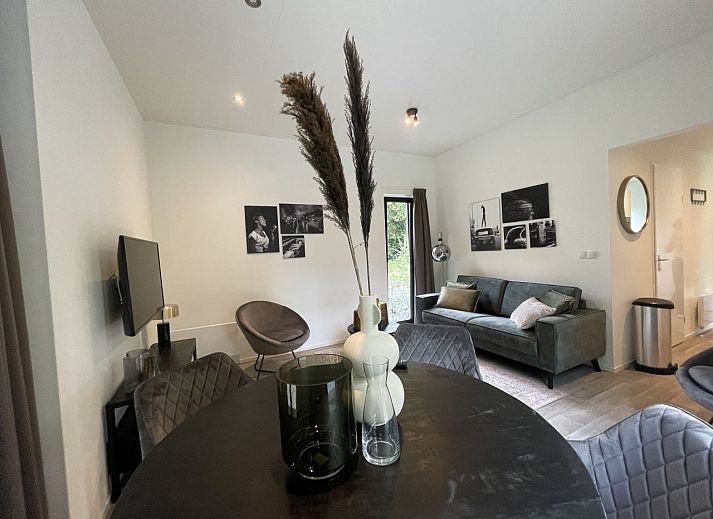 Chalet in Otterlo in the Veluwe, modern vacation accommodation with terrace and green surroundings in Gelderland.