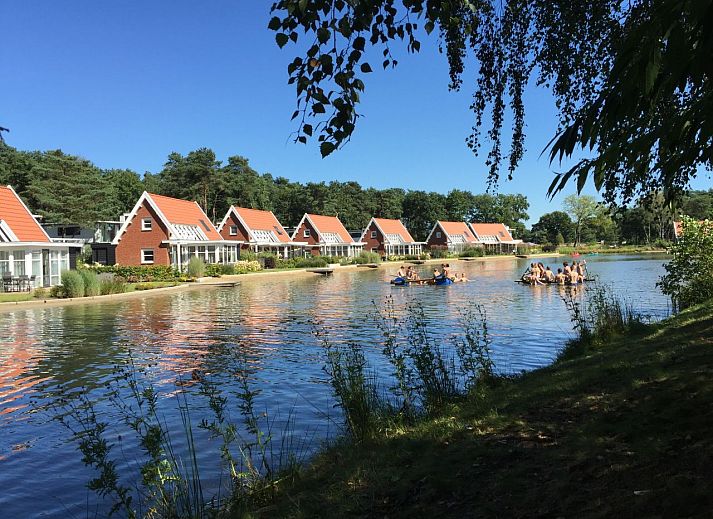 Chalet in Otterlo, Veluwe, Gelderland, vacation home with terrace and garden in natural surroundings.