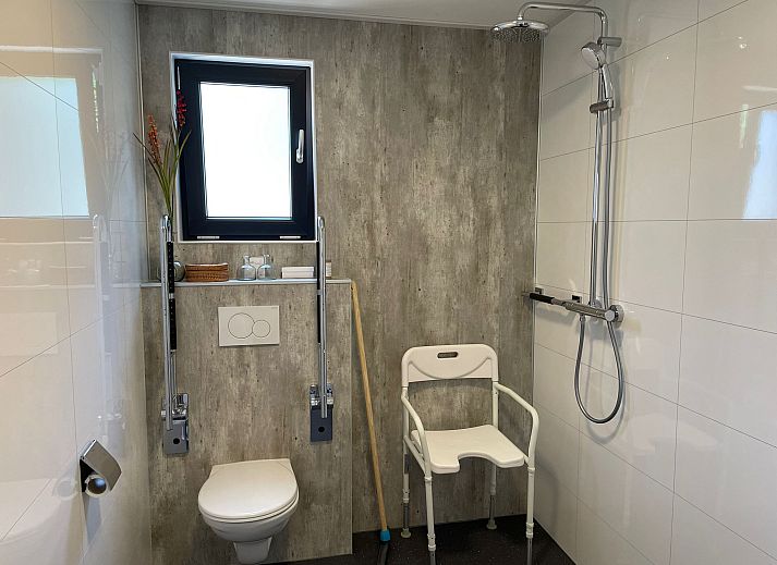 Vrijstaande woning in Otterlo, Veluwe, Gelderland met zonnige veranda en groene omgeving voor een ontspannen vakantie.