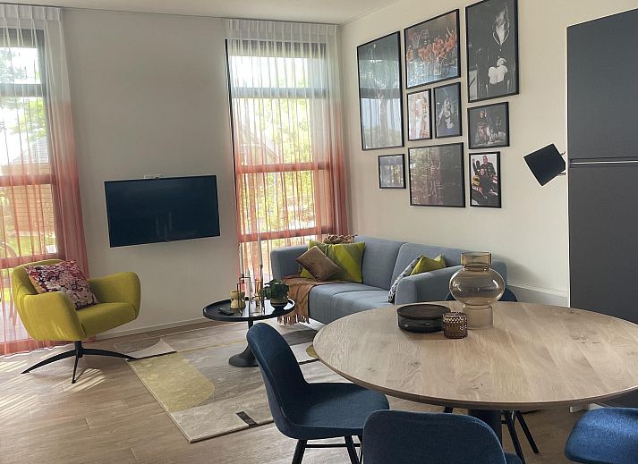 Moderne keuken en eetruimte in de Vrijstaande woning in Otterlo, vakantiehuis op de Veluwe, Gelderland.