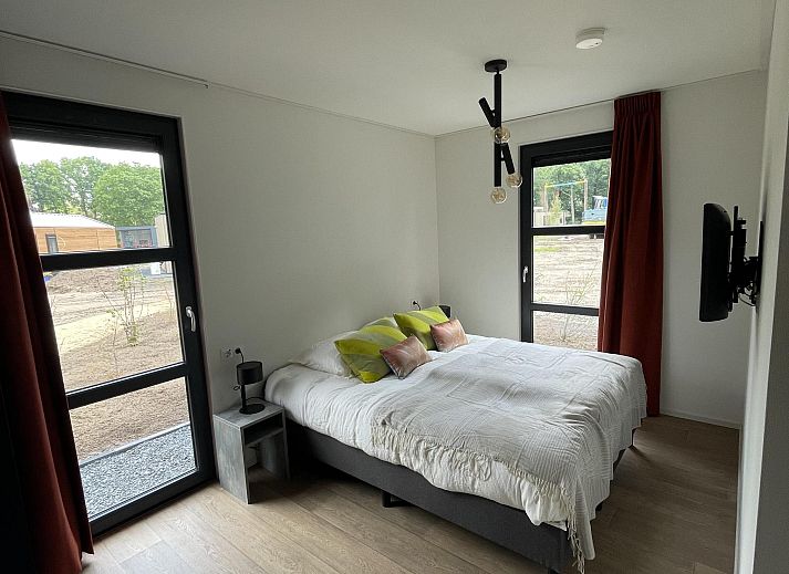 Moderne keuken en eetruimte in de Vrijstaande woning in Otterlo, vakantiehuis op de Veluwe, Gelderland.