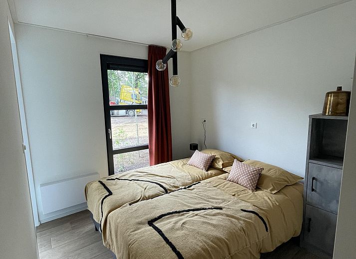 Moderne keuken en eetruimte in de Vrijstaande woning in Otterlo, vakantiehuis op de Veluwe, Gelderland.