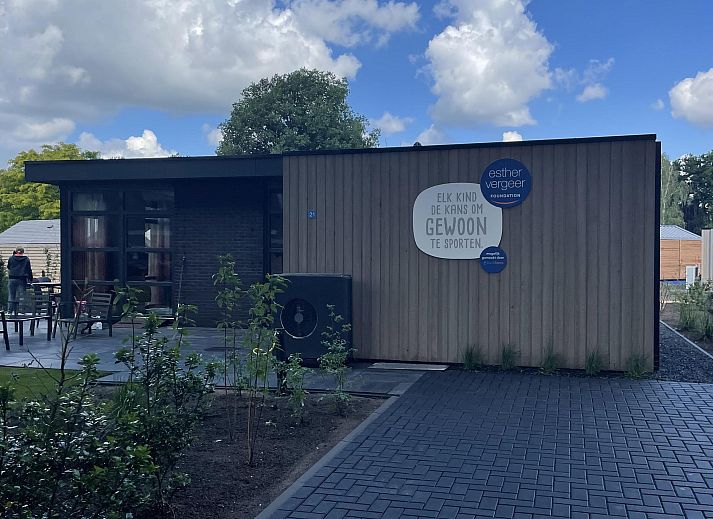 Moderne keuken en eetruimte in de Vrijstaande woning in Otterlo, vakantiehuis op de Veluwe, Gelderland.