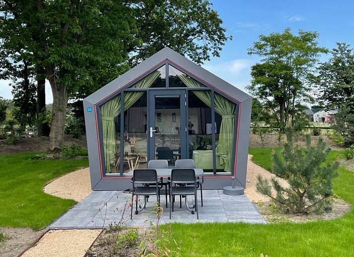 Solo Retreat 4 in Otterlo, Veluwe: modernes Ferienhaus mit Terrasse, umgeben von gruener Natur und ruhiger Umgebung.