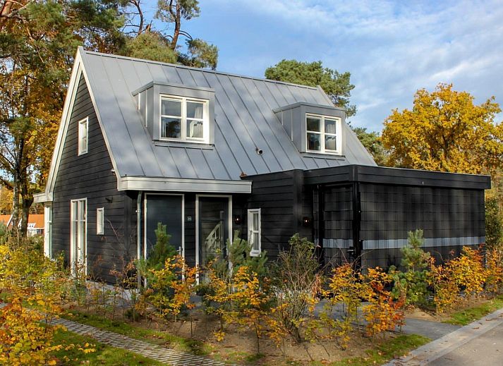 Villa Wellness 4, ein charmantes Ferienhaus in Otterlo, Veluwe, umgeben von buntem Herbstlaub und ruhiger Natur.