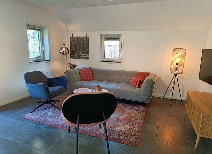 Vakantiehuis Geheim van Otterlo 6 in Otterlo, Veluwe, Gelderland met charmante voorgevel omgeven door groen.