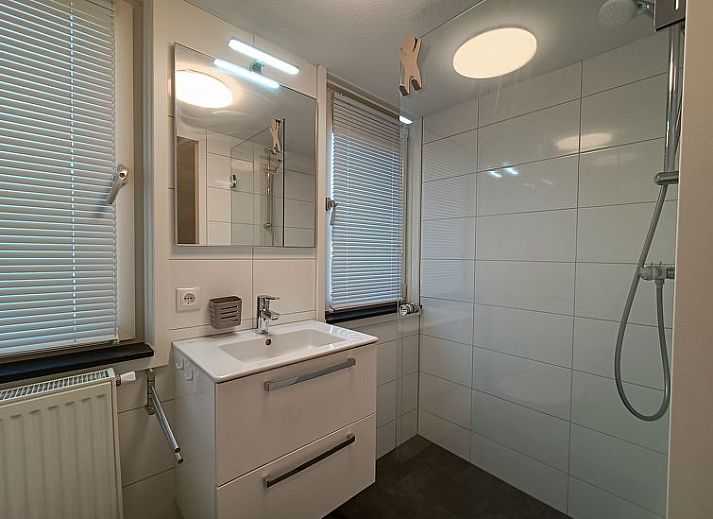 Moderne keuken van Vakantiehuis Geheim van Otterlo 6 in Otterlo, Veluwe, Gelderland met uitzicht op de natuur.