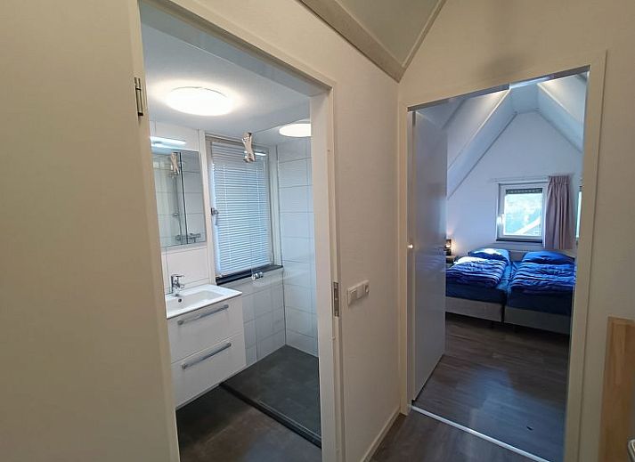Moderne keuken van Vakantiehuis Geheim van Otterlo 6 in Otterlo, Veluwe, Gelderland met uitzicht op de natuur.