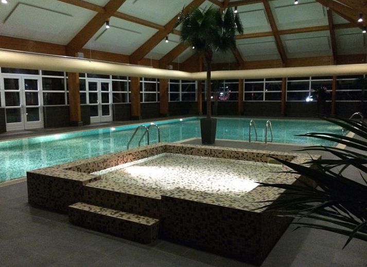 Ruime eet- en woonkamer in Vakantiehuis Geheim van Otterlo 6 in Otterlo, Veluwe, Gelderland met veel lichtinval.