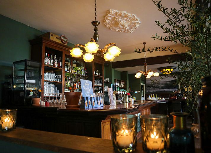 Ruime eet- en woonkamer in Vakantiehuis Geheim van Otterlo 6 in Otterlo, Veluwe, Gelderland met veel lichtinval.