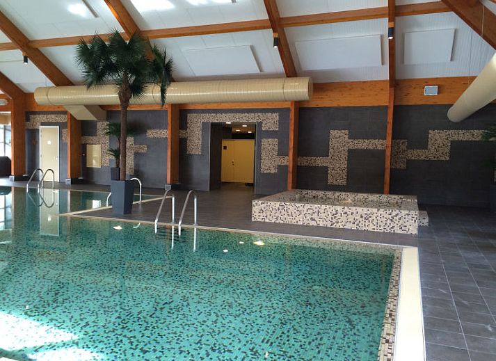 Ruime eet- en woonkamer in Vakantiehuis Geheim van Otterlo 6 in Otterlo, Veluwe, Gelderland met veel lichtinval.