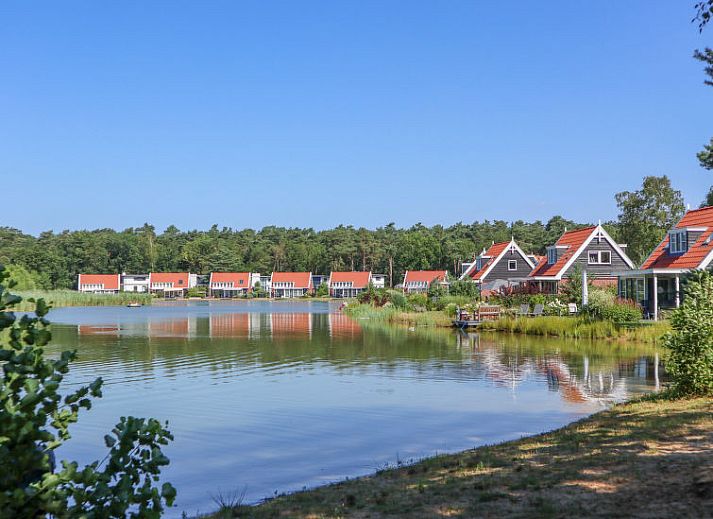 Slaapkamer met tweepersoonsbed in Vakantiehuis Geheim van Otterlo 6 in Otterlo, Veluwe, Gelderland.