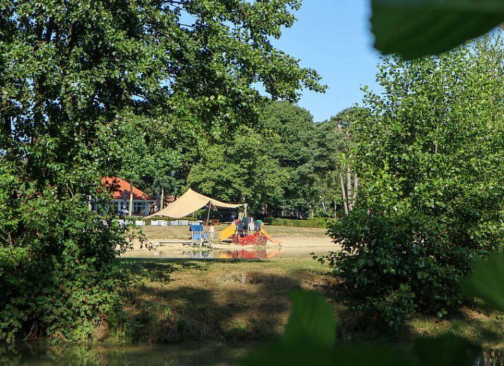 Slaapkamer met tweepersoonsbed in Vakantiehuis Geheim van Otterlo 6 in Otterlo, Veluwe, Gelderland.