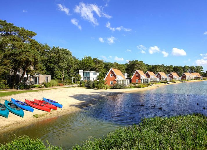 Slaapkamer met tweepersoonsbed in Vakantiehuis Geheim van Otterlo 6 in Otterlo, Veluwe, Gelderland.