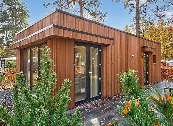 Vrijstaande woning in Otterlo, Veluwe, Gelderland, met moderne houten architectuur en omgeven door herfstige natuur.