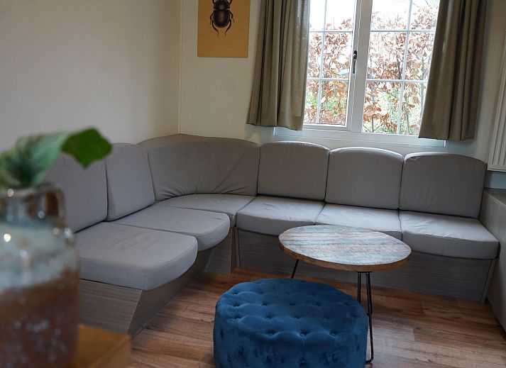 Gemtlicher Innenbereich des freistehenden Hauses in Otterlo, Veluwe, mit moderner Kche und komfortabler Sitzecke in Gelderland.