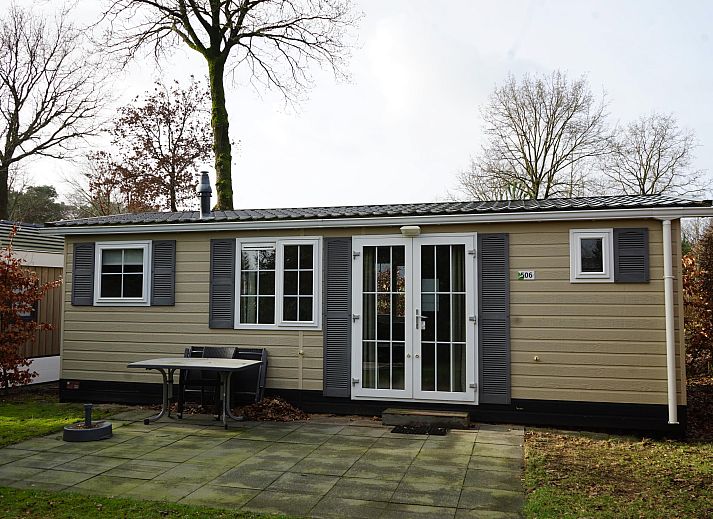 Gemtlicher Innenbereich des freistehenden Hauses in Otterlo, Veluwe, mit moderner Kche und komfortabler Sitzecke in Gelderland.