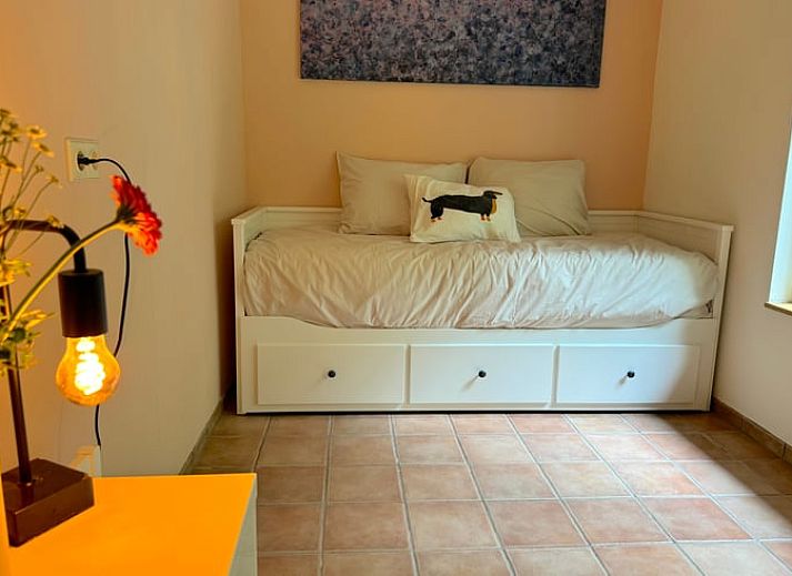 Geniet van de rust op het terras van Vakantiehuis in Otterlo, gelegen in de Veluwe, Gelderland, omringd door prachtige natuur.