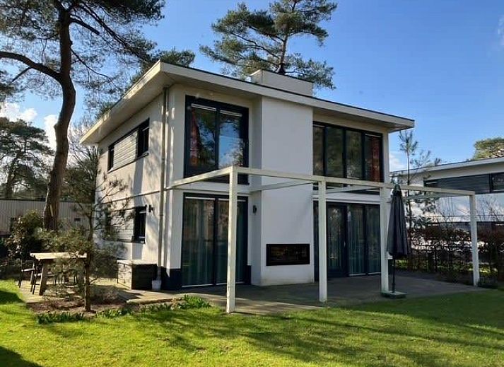 Cube Magnifique MIVA 8, ein luxurioeses Ferienhaus in Otterlo, Veluwe, mit moderner Terrasse und gruener Umgebung, ideal fuer Natururlaub.