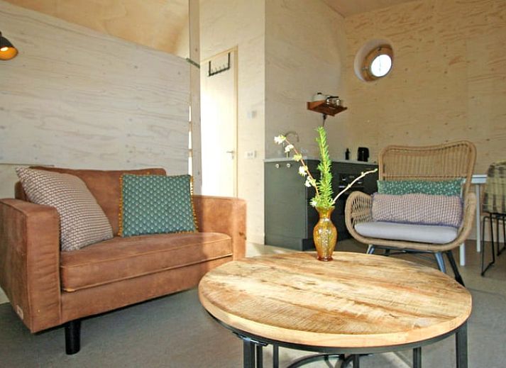 Geniet van de serene veranda bij Vakantiehuis in Otterlo, gelegen in de prachtige Veluwe, Gelderland.