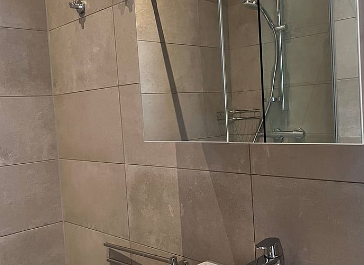 Gezellige woonkamer in Vakantiehuis in Otterlo, Veluwe, Gelderland met comfortabele zithoek en houten interieur.