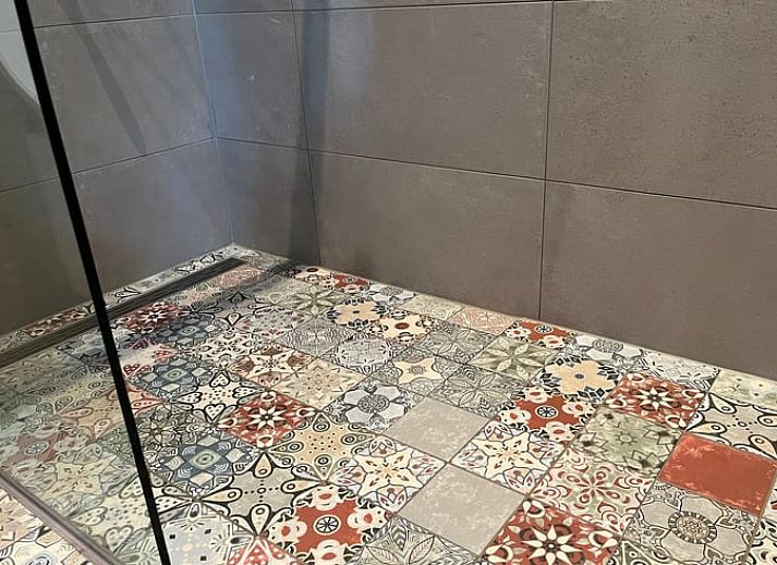 Gezellige woonkamer in Vakantiehuis in Otterlo, Veluwe, Gelderland met comfortabele zithoek en houten interieur.