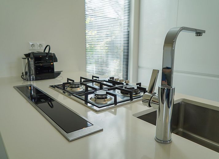 Freistehendes Haus in Otterlo, ein Ferienhaus in der Region Veluwe in Gelderland, umgeben von ruhiger Natur und einem idyllischen Teich.