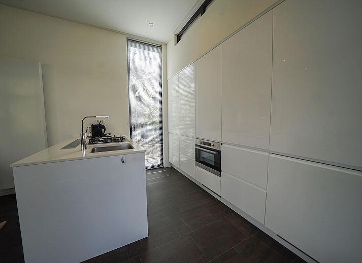 Freistehendes Haus in Otterlo, ein Ferienhaus in der Region Veluwe in Gelderland, umgeben von ruhiger Natur und einem idyllischen Teich.