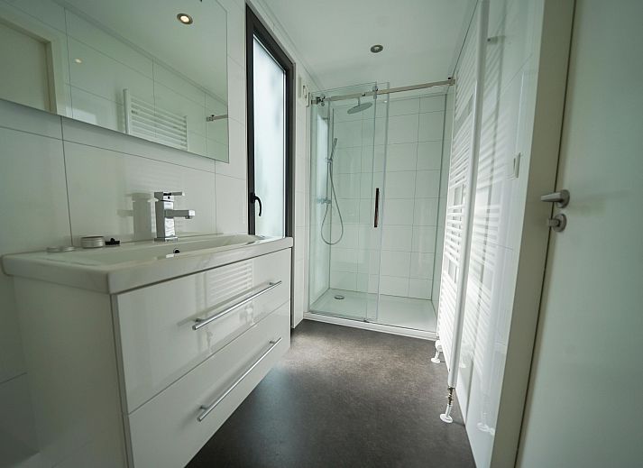 Moderne Kche in einem freistehenden Haus in Otterlo, Veluwe, Gelderland, mit luxurisem Kochfeld und Wasserhahn, ideal fr einen komfortablen Aufenthalt.