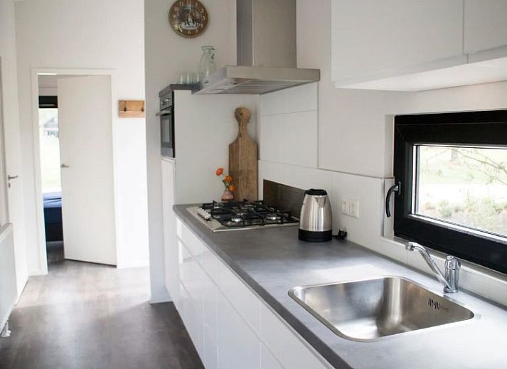 Moderne woonkamer in Vakantiehuis Pavilion Hottub 4 in Otterlo, Veluwe met uitzicht op de natuur.