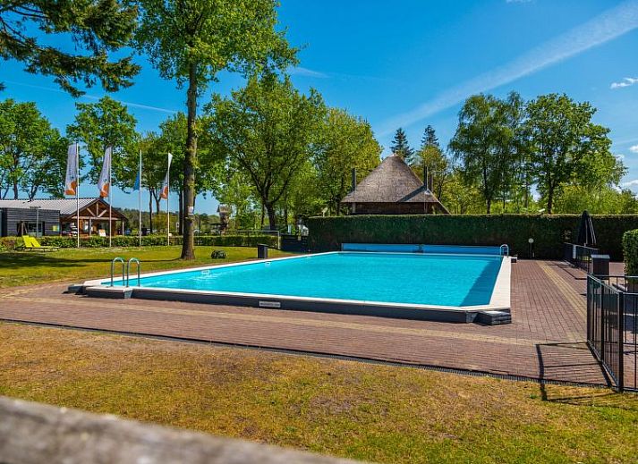 Moderne woonkamer in Vakantiehuis Pavilion Hottub 4 in Otterlo, Veluwe met uitzicht op de natuur.