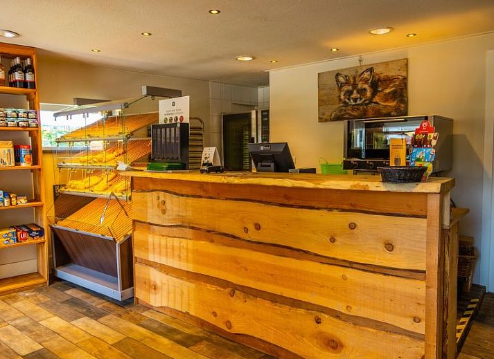 Eetkamer en keuken in Vakantiehuis Pavilion Hottub 4, Otterlo, Veluwe, ideaal voor gezellige maaltijden.