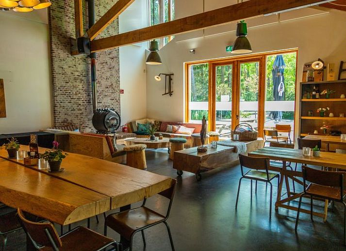Eetkamer en keuken in Vakantiehuis Pavilion Hottub 4, Otterlo, Veluwe, ideaal voor gezellige maaltijden.