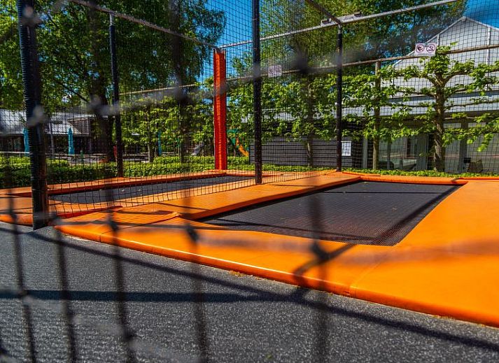 Eetkamer en keuken in Vakantiehuis Pavilion Hottub 4, Otterlo, Veluwe, ideaal voor gezellige maaltijden.