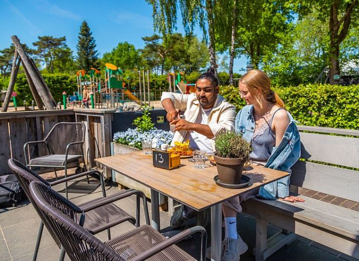 Eetkamer en keuken in Vakantiehuis Pavilion Hottub 4, Otterlo, Veluwe, ideaal voor gezellige maaltijden.